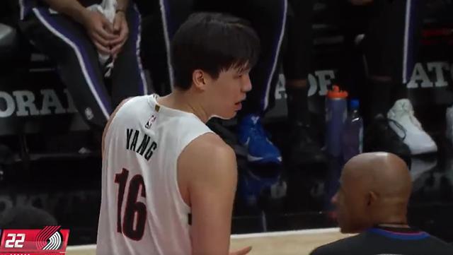 急需调整，杨瀚森替补登场3分54秒便领到了3次犯规
