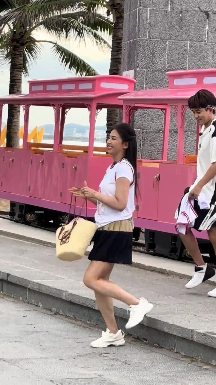 还是辣么美啊刘涛身穿白色T恤搭配黑色百褶短裙现身球场打球 还是辣么美啊刘涛身穿白色T恤搭配黑色百褶短裙现身球场打球