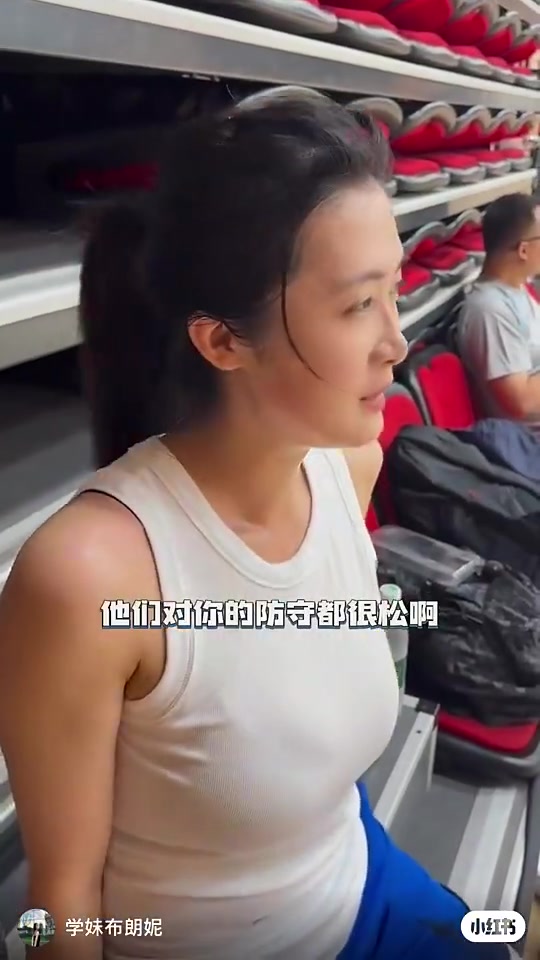 小姐姐这空位三分投的挺准呀小伙们怎么都不防啊 小姐姐这空位三分投的挺准呀小伙们怎么都不防啊
