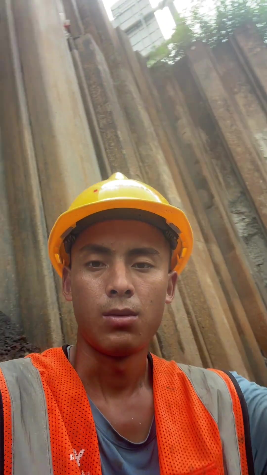 工地小哥晒视频麻木的生活让我愁容满面球迷Man 工地小哥晒视频麻木的生活让我愁容满面球迷Man