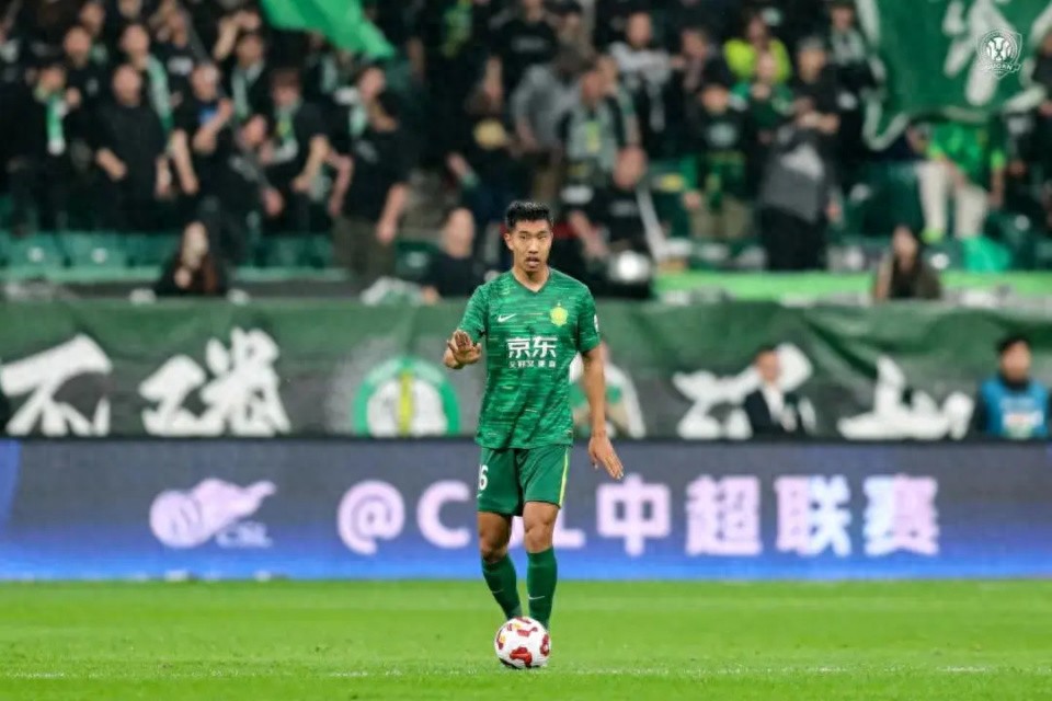 国安遭压哨绝平!徐云龙解说就差骂街,炮轰4人:只会背手站着