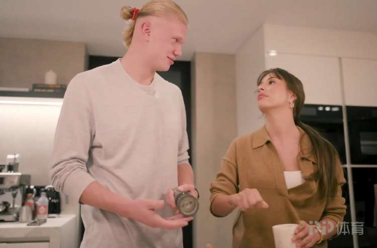 哈兰德说女友球风像吉格斯 女友调侃哈兰德盘带不行