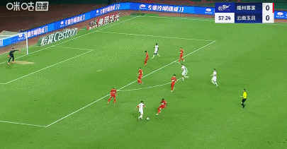 打破僵局,佩德罗-恩里克原地摆腿凌空破门,云南1-0领先